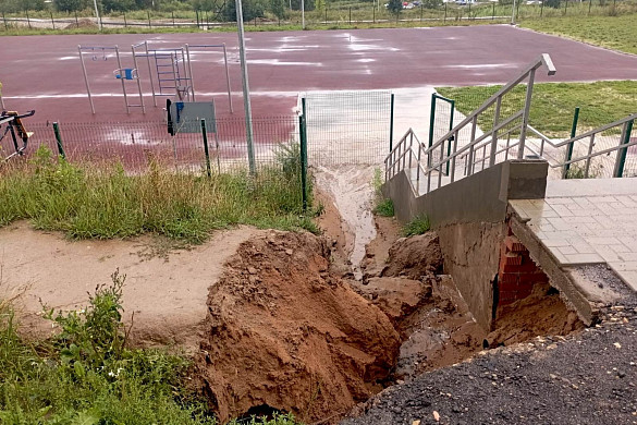 На новый стадион в Рождественском сползает песчаный склон